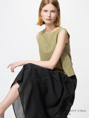 Женский топ с вышивкой (без рукавов)