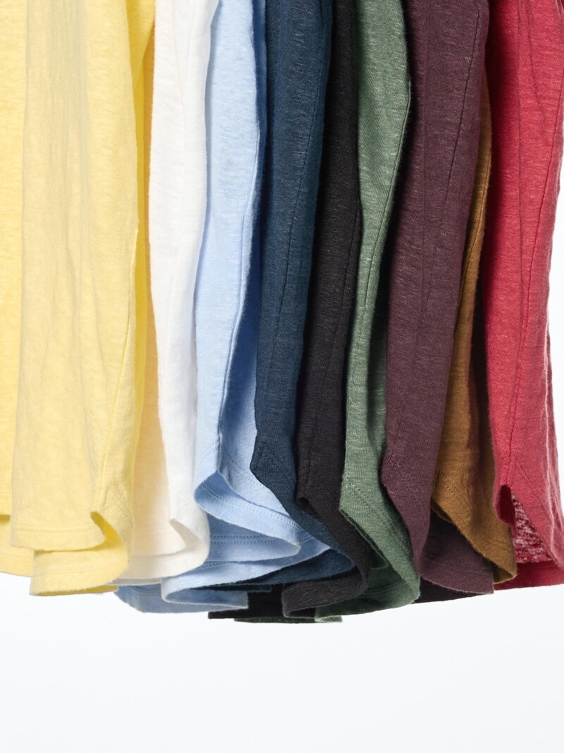 Льняная футболка с v-образным вырезом