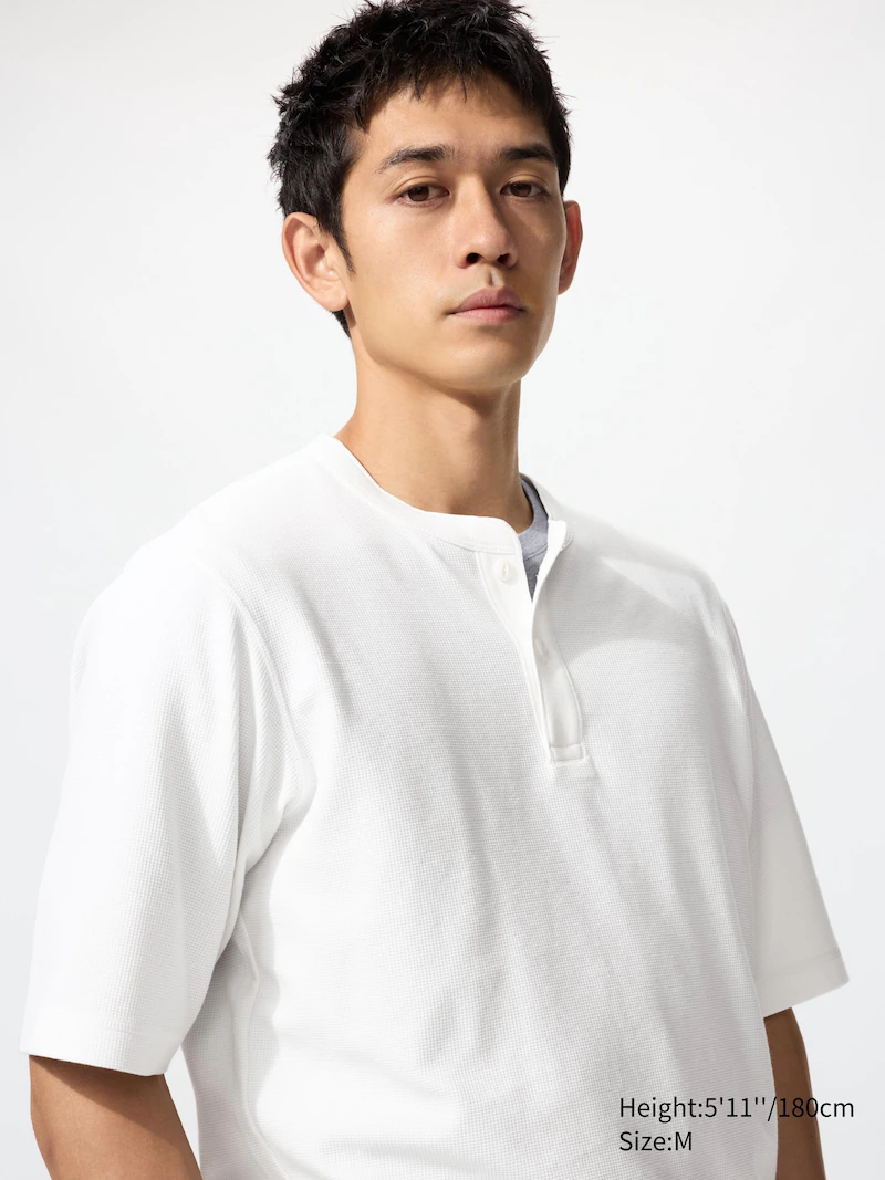 Мужская футболка с горловиной типа 