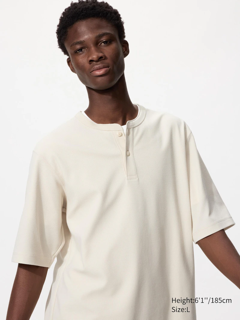 Мужская футболка с горловиной типа 